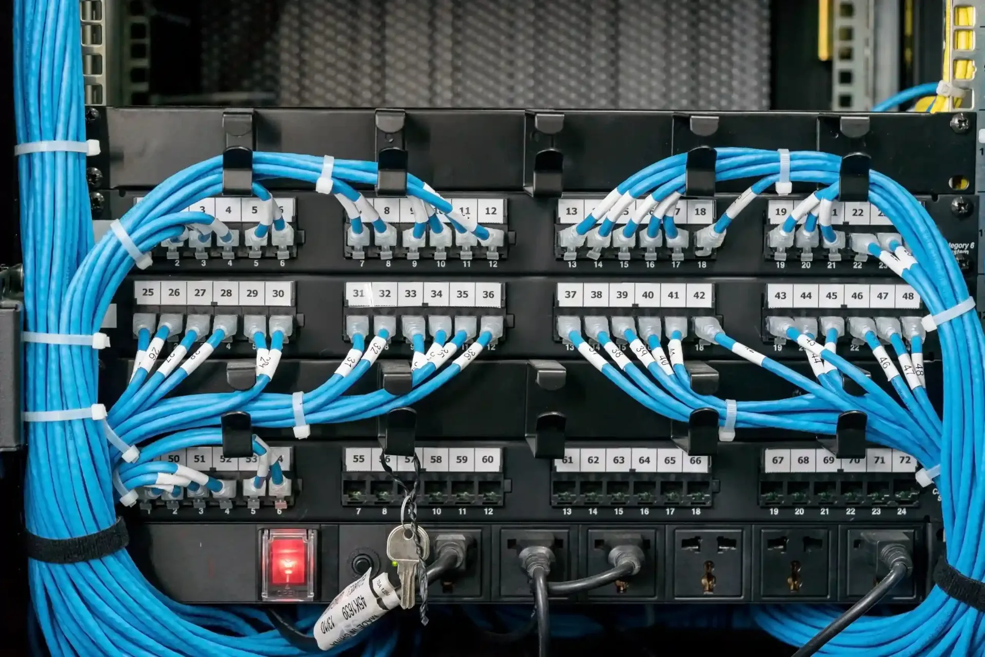 Servicios de reorganización de gabinetes de telecomunicaciones